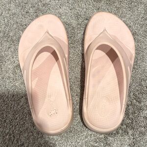 OOFOS Women's Light Pink Sandals